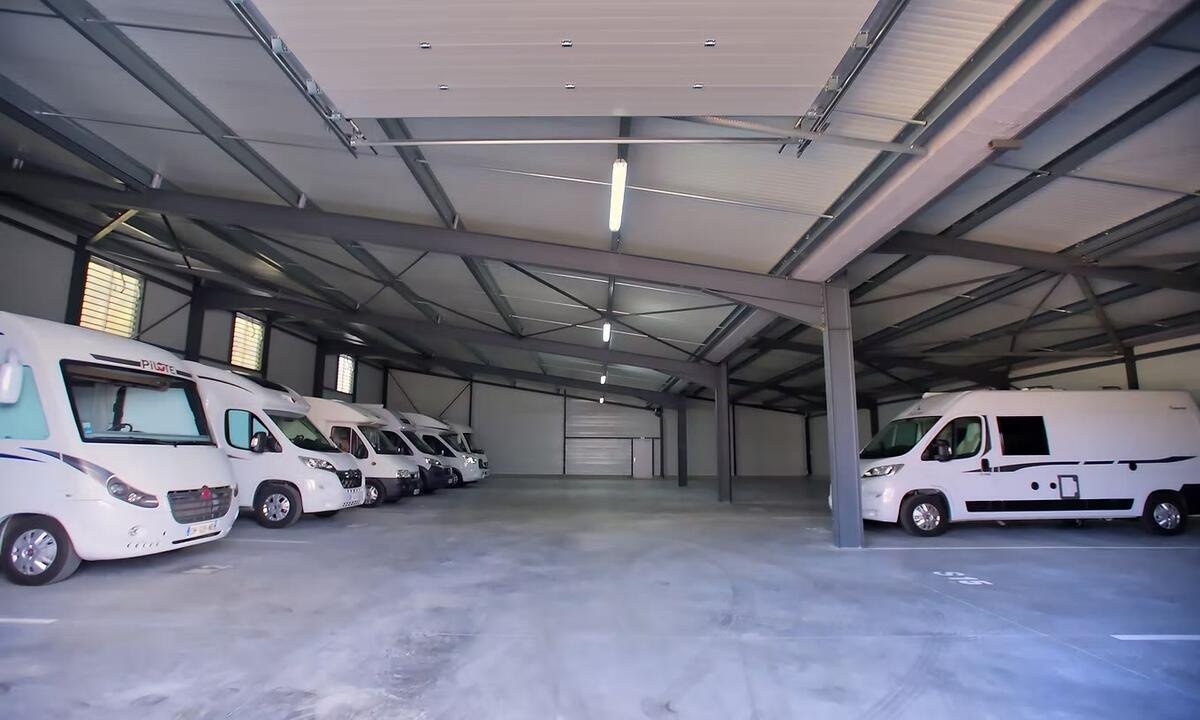 Intérieur du bâtiment — emplacements camping-car